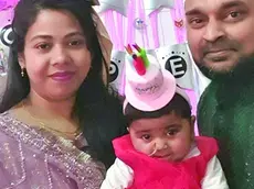 Il primo e unico compleanno della piccola Sidratul, stretta nell’abbraccio dei genitori Jhuma e Sayeed: la bambina è morta in culla a 13 mesi