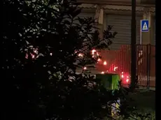 La recinzione dei giardini di via Piave a Mestre in fiamme