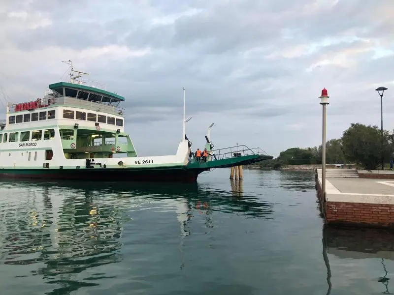 Una nave all'Isola Pellestrina, dove è avvenuto l'incidente (foto di archivio)