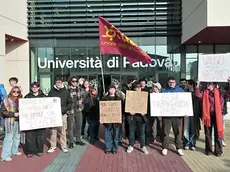 Una protesta degli studenti contro la riforma Bernini sull'accesso a Medicina