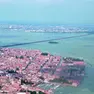 La città storica e il ponte della Libertà, sullo sfondo Marghera