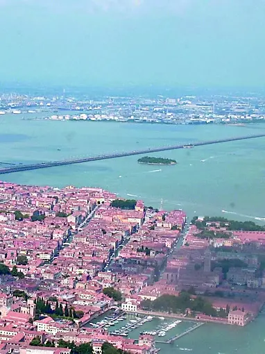 La città storica e il ponte della Libertà, sullo sfondo Marghera