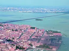 La città storica e il ponte della Libertà, sullo sfondo Marghera