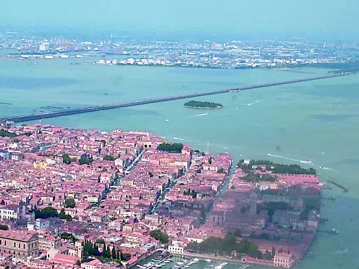 La città storica e il ponte della Libertà, sullo sfondo Marghera