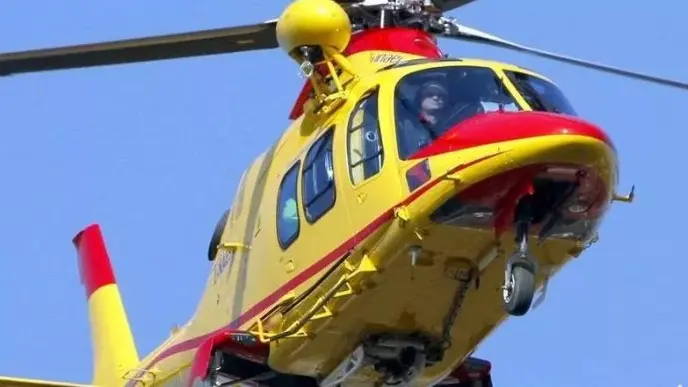 Il pescatore è stato trasportato in elicottero a Padova