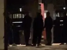 Un frame del video in cui si vede il giovane accerchiato da alcuni connazionali prima di cadere in acqua e annegare