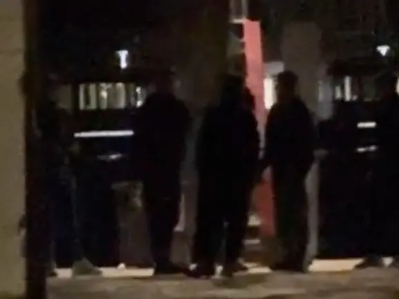 Un frame del video in cui si vede il giovane accerchiato da alcuni connazionali prima di cadere in acqua e annegare