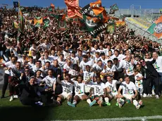 I festeggiamenti per la promozione in Serie A il 1° maggio sul campo dello Spezia