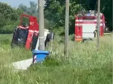 L'autopompa dei vigili del fuoco che si è rovesciata