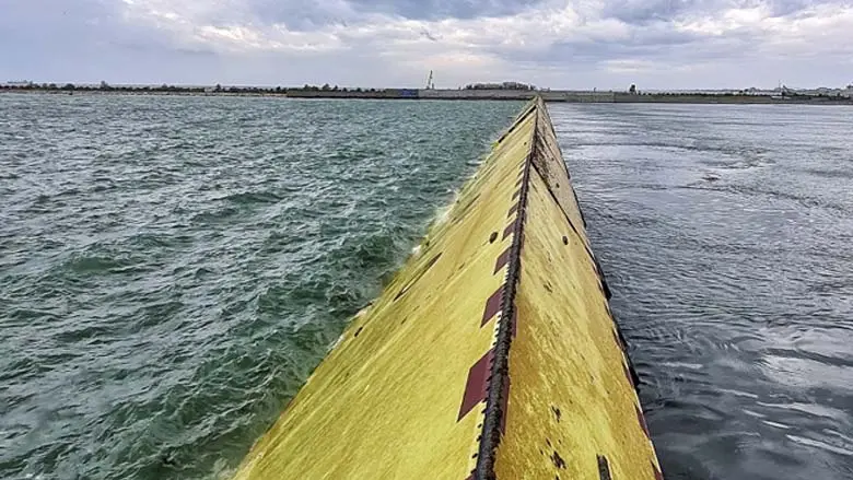 I cassoni del Mose alla bocca di porto del Lido: salvezza dall’acqua alta, ma un ostacolo per la navigazione