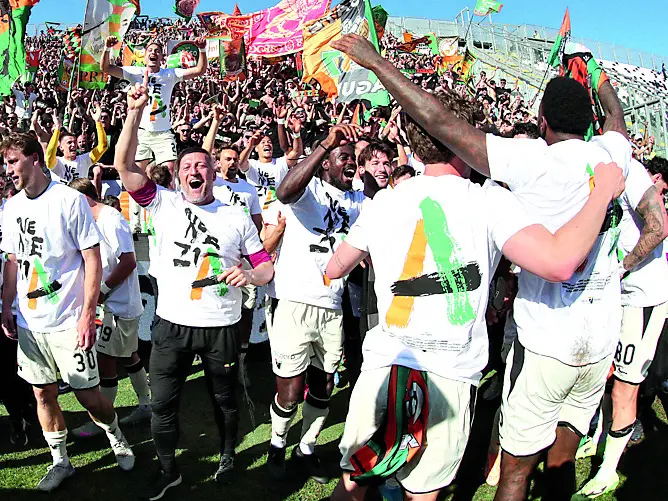 I festeggiamenti del Venezia dopo la promozione in Serie A