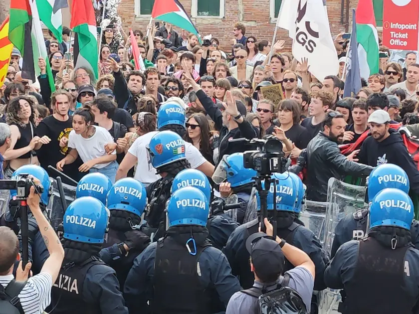 Momenti di tensione tra i manifestanti e le forze dell'ordine. Foto Interpress