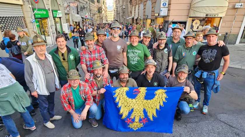 Un gruppo di alpini arrivati a Genova dal Friuli