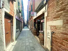 Calle Lunga San Barnaba, il punto dell’accoltellamento del 20 aprile.