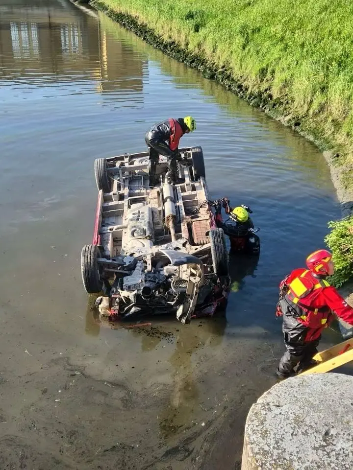 Il fugone ribaltato nel fossato a Chioggia