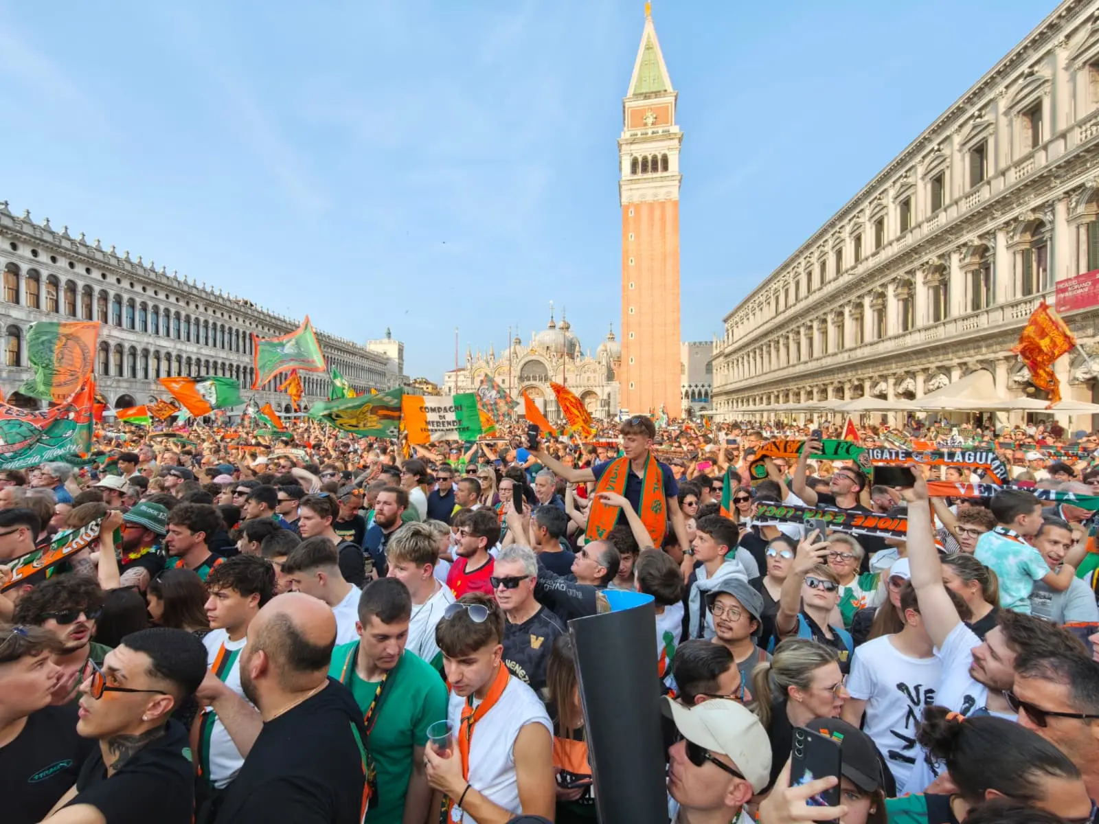 Da Canal Grande a San Marco, in città è festa grande per la promozione raggiunta dagli uomini di Stroppa. Foto Interpress