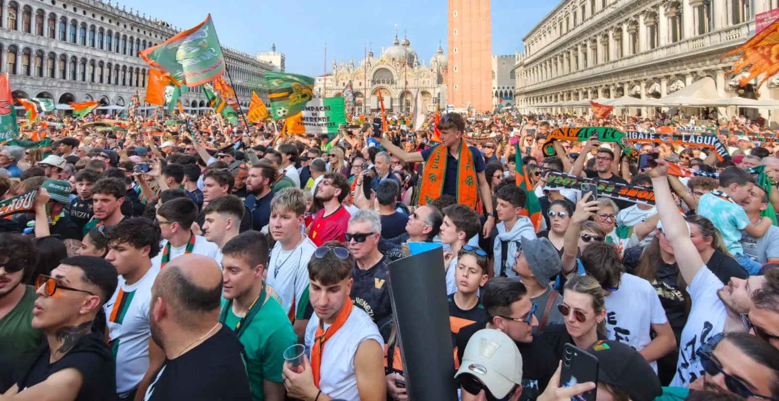 Da Canal Grande a San Marco, in città è festa grande per la promozione raggiunta dagli uomini di Stroppa. Foto Interpress