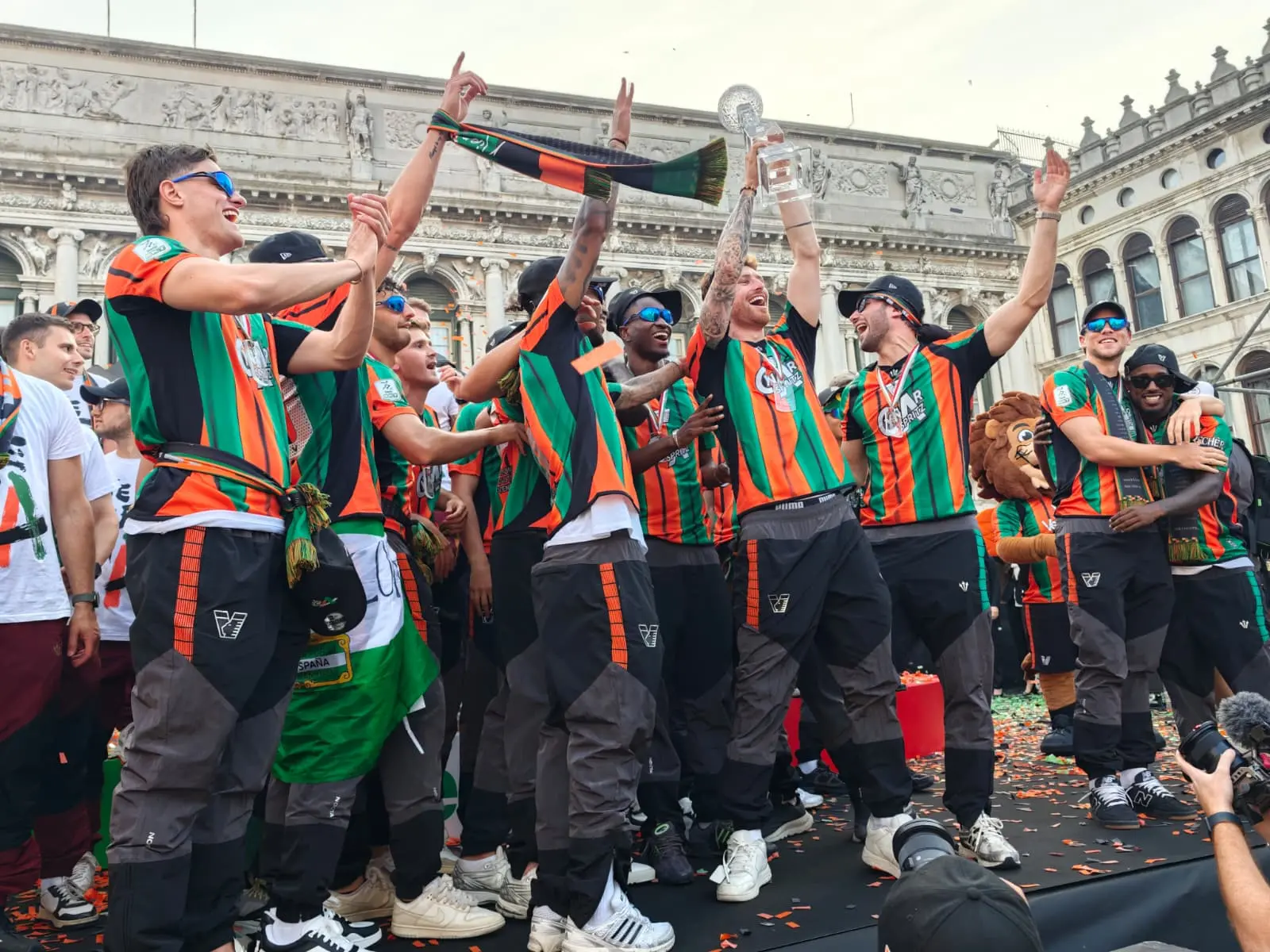 Dal Canal Grande a San Marco, in città è festa grande per la promozione raggiunta dagli uomini di Stroppa. Foto Interpress
