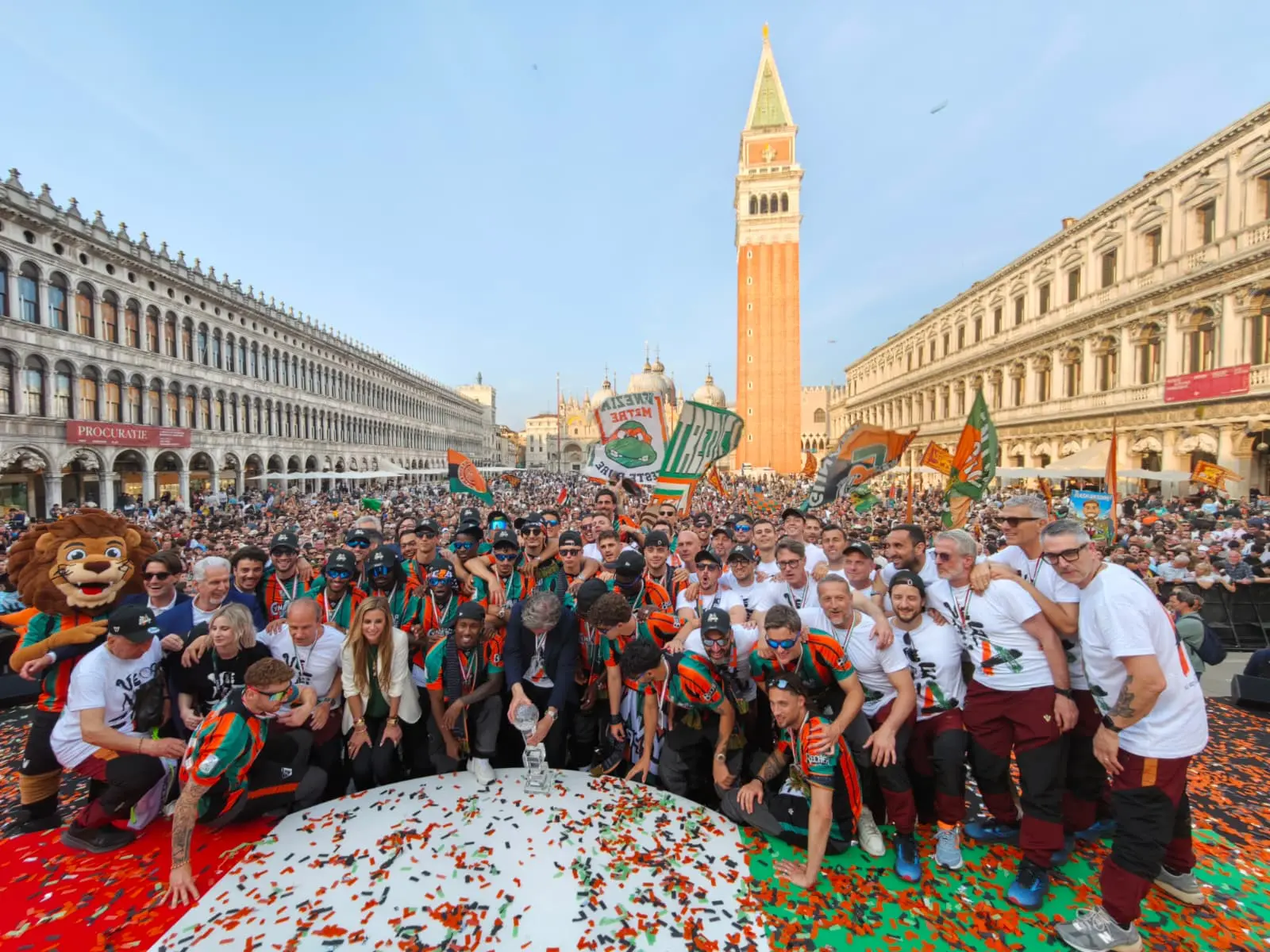Dal Canal Grande a San Marco, in città è festa grande per la promozione raggiunta dagli uomini di Stroppa. Foto Interpress