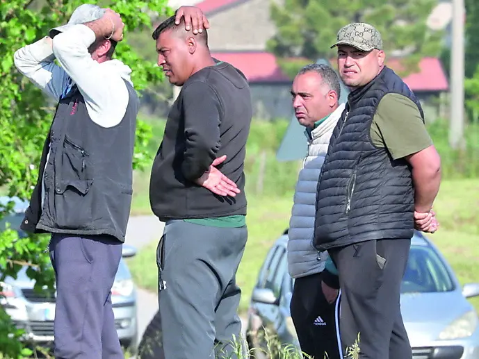 Alcuni connazionali delle tre vittime arrivate a Ca’ Lino dai paesi vicini. FOTO pòrcile
