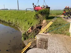 Le operazioni di recupero del mini van (foto Lorenzo Pòrcile)