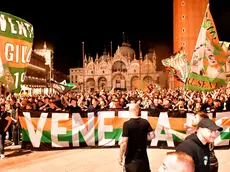 La festa dei tifosi in Piazza San Marco per la promozione del Venezia
