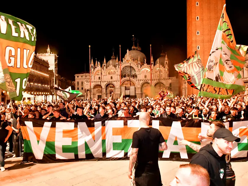La festa dei tifosi in Piazza San Marco per la promozione del Venezia