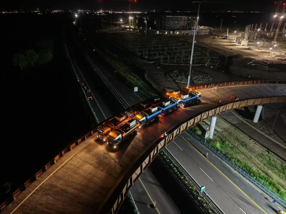 Il viadotto di scavalco del raccordo autostradale di Tessera