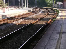 Investito e ucciso dal treno mentre attraversa i binari