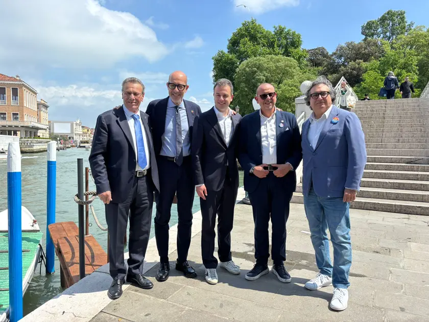 Da sinistra Sergio Vallotto (Lega), Michele Zuin (Forza Italia), Simone Venturini, Paolo Bonafè (Udc) e Cesare Busetto (Partito dei Veneti)