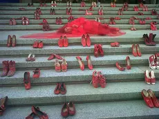 venezia 24.11.2013.- VUIOLENZA SULLE DONNE - Scarpe rosse contro la violenza. Piazzale Santa Lucia.