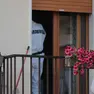 Carabinieri al lavoro dentro l'appartamento per i rilievi. Foto Porcile