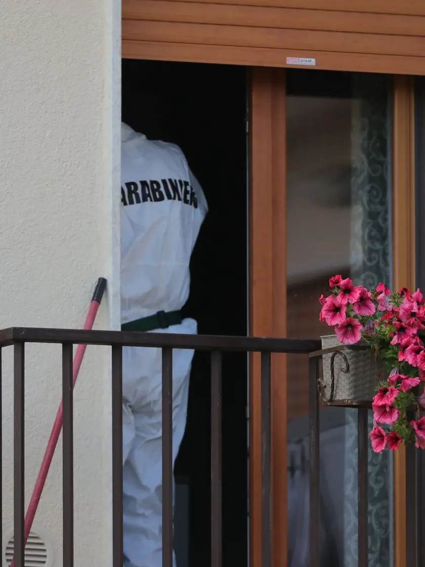 Carabinieri al lavoro dentro l'appartamento per i rilievi. Foto Porcile