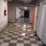 I pezzi di controsoffitto crollati al Mariutto