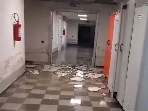 I pezzi di controsoffitto crollati al Mariutto