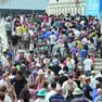 La classica immagine del ponte della Paglia intasato dai turisti. In alto, i lancioni che portano in giro in turisti in Bacino San Marco