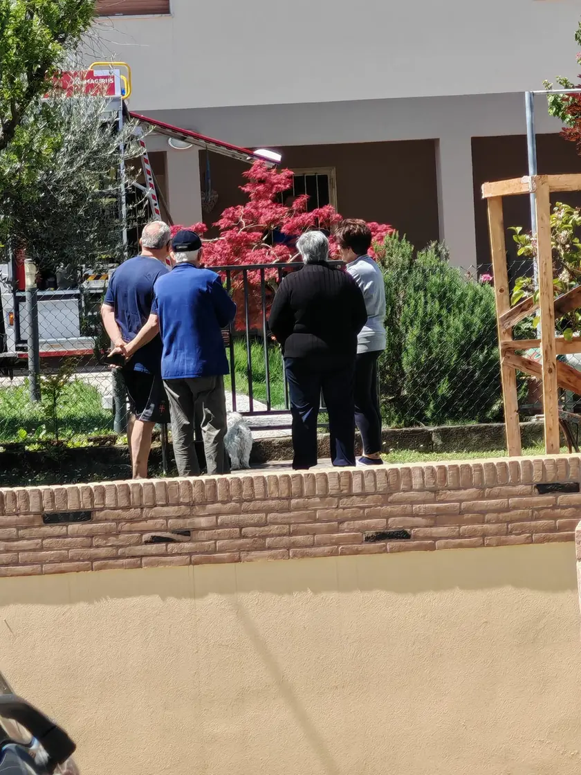 I vicini di casa davanti al condominio della tragedia (foto Pòrcile)