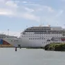Una nave da crociera ormeggiata a Marghera