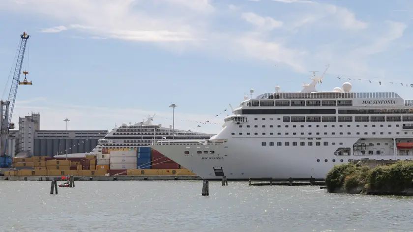 Una nave da crociera ormeggiata a Marghera