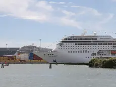 Una nave da crociera ormeggiata a Marghera