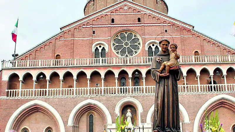 In un momento della tradizionale processione del Santo per le vie di Padova