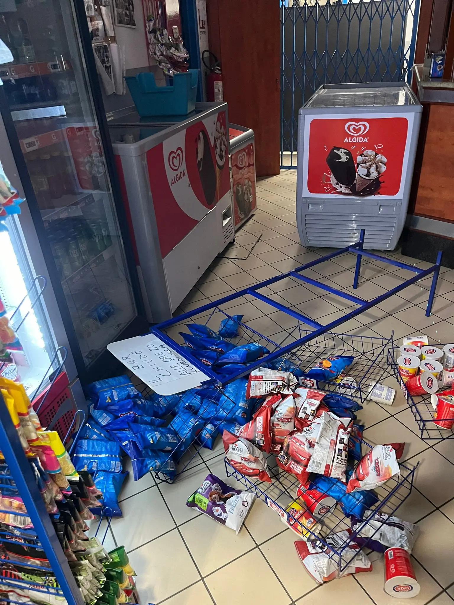 I danni al bar della struttura