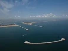 In foto la ' diga lunata ' dove si e' schiantata la barca PESCHERECCIO 'GLADIATORE' AFFONDA ALLA BOCCA DI PORTO DOPO AVER URTATO GLI SCOGLI DELLA DIGA DEL MOSE
