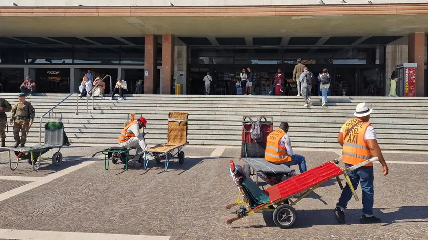 Stretta sui portabagagli abusivi a Santa Lucia