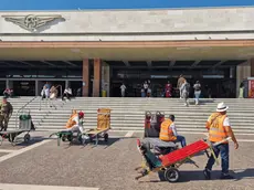 Stretta sui portabagagli abusivi a Santa Lucia