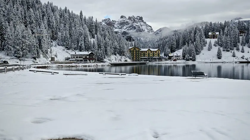 La neve al lago di Misurina e sulle vette circostanti. Foto Daniele De Candido, Cooperativa Cadore