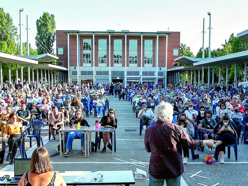 Piazza Mercatoa Marghera durante una assemblea