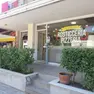 L'esterno del locale teatro dell'aggressione