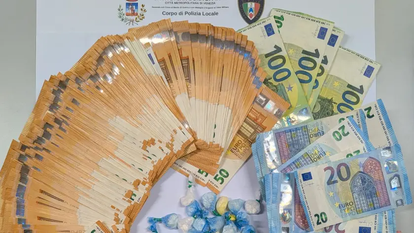I contanti trovati nella casa dello spacciatore