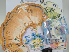 I contanti trovati nella casa dello spacciatore